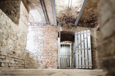 Eski bir bodrum katında.