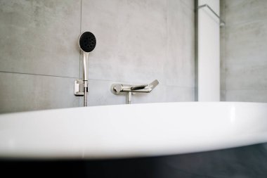 Modern siyah küvet musluğuna yakın çekim