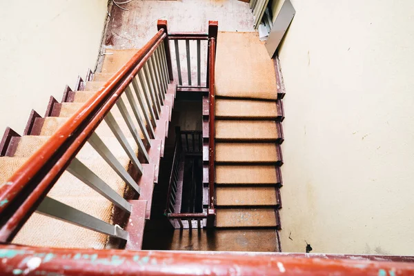 Una foto de una antigua vista de la escalera del edificio — Foto de Stock