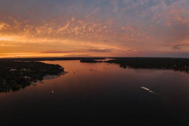 Berlin 'de yelkenli teknelerle Wannsee' nin gün batımı çekimi.
