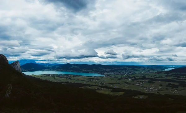 Yukarı Avusturya, Oberosterreich 'teki Mondsee Gölü' nde insansız hava aracı fotoğrafı Telifsiz Stok Fotoğraflar