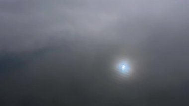 Su yüzeyindeki güneş ya da ayın yansıması