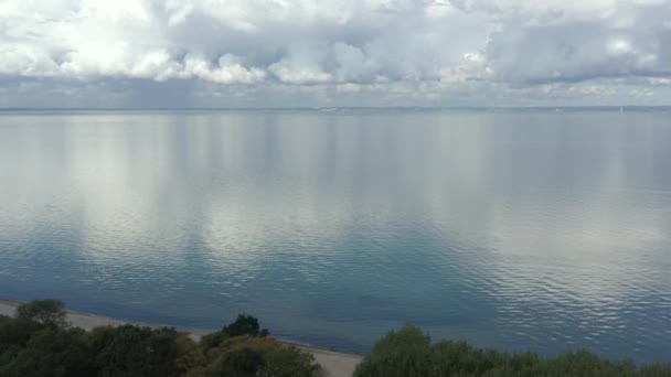 Schöne weiße Wolken spiegeln sich auf dem Meer mit blauem Himmel Hintergrund — Stockvideo
