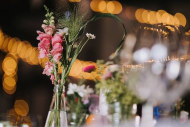 Bir restoranda, masanın üzerinde bir vazo.