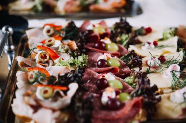 Yemek masasında soğuk et dilimleri.