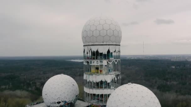 Bývalá americká radarová stanice na Teufelsbergu Berlín — Stock video