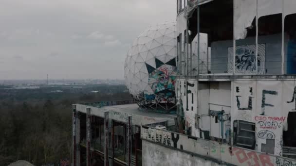 Voormalig Amerikaans radarstation op de Teufelsberg Berlin — Stockvideo