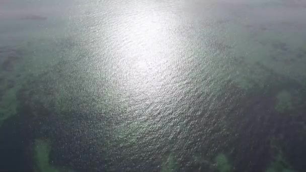 Відображення сонця або Місяця на поверхні води — стокове відео