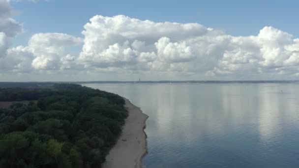 Vista aérea de un paisaje de playa pintoresco en un mar Báltico — Vídeo de stock