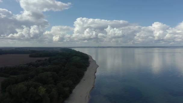 Vista aérea de un paisaje de playa pintoresco en un mar Báltico — Vídeo de stock