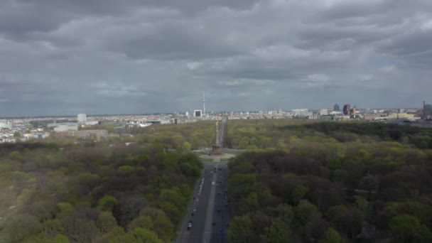 Berlini Győzelmi Hadoszlop, Siegessaeule a Tiergarten Parkban — Stock videók