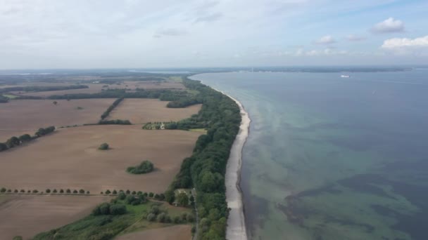 Widok z lotu ptaka na malowniczą plażę nad Morzem Bałtyckim — Wideo stockowe