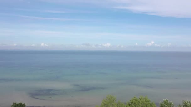 Veduta aerea di un paesaggio panoramico spiaggia su un Mar Baltico — Video Stock