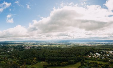 Frankfurt, Hessen 'deki Koenigstein Taunus' un hava manzaralı fotoğrafı.