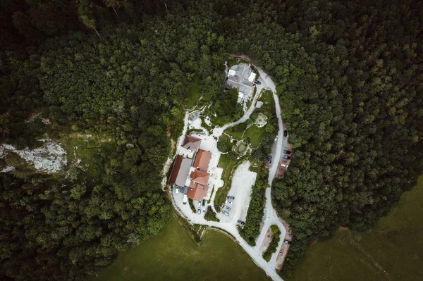 Ormandaki bir evin havadan çekilmiş fotoğrafı. Telifsiz Stok Fotoğraflar