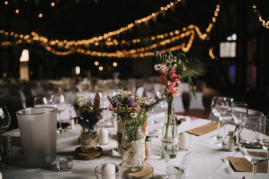 Akşam bir restoranda düğün masası.