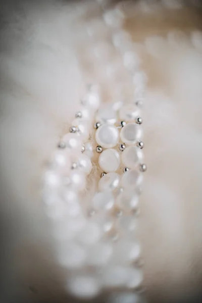 Fotó egy menyasszony gyöngy nyaklánc szőrme Stock Kép