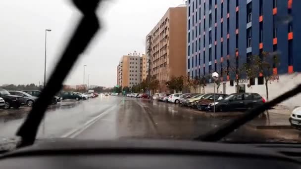 Yağmurlu Bir Günde Araba Sürerken Arabanın Içinden Çekiliyor — Stok video