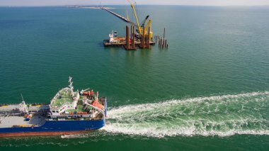 Denizde bir köprü kur, Boğaz.