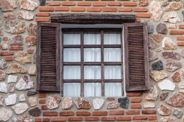tuğla tuğla bina içinde bina, ahşap pencere eşiği.