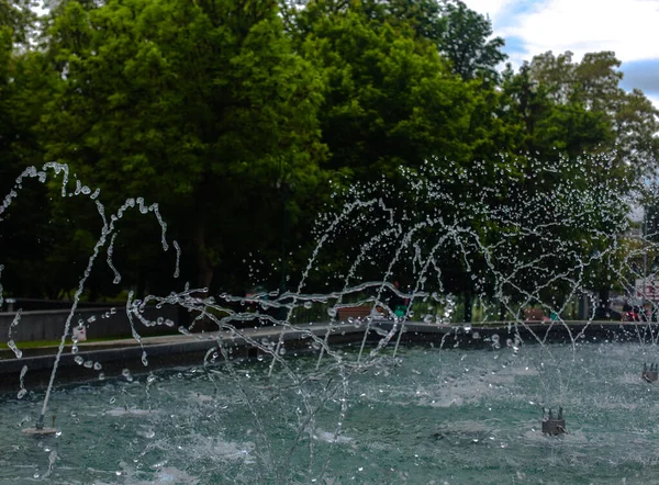 Salpicaduras Agua Cerca Fuente Contra Fondo Del Parque Ciudad — Foto de Stock