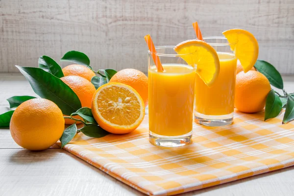 2 zumos de naranja con rodajas de naranja, pajitas . — Foto de Stock