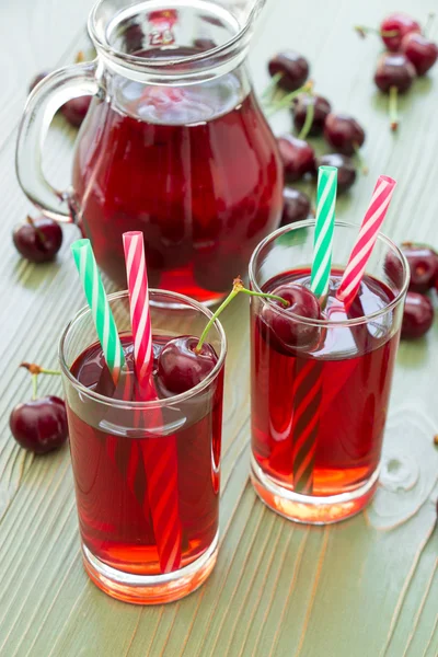 Dois copos de suco de cereja . — Fotografia de Stock