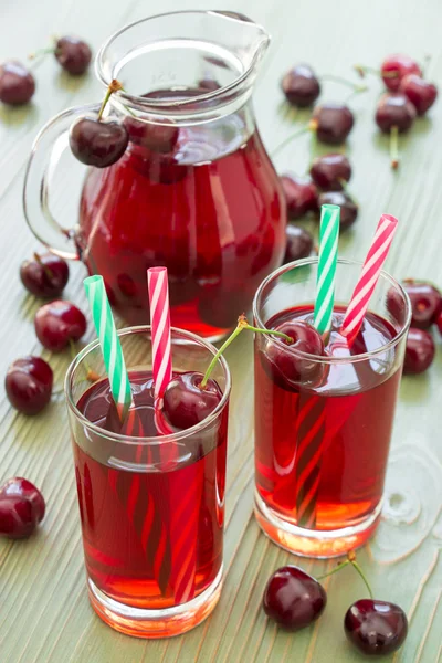 Dois copos de suco de cereja . — Fotografia de Stock