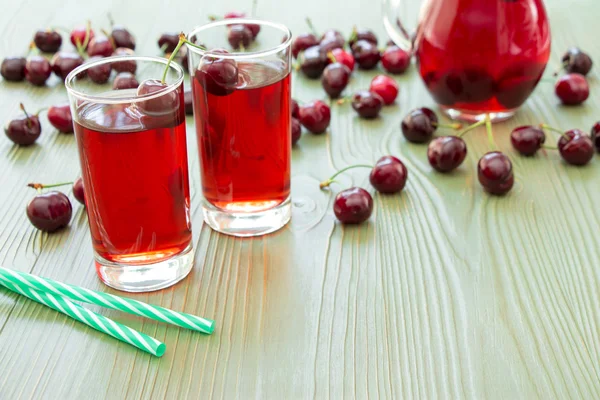 Dois copos de suco de cereja e espaço vazio . — Fotografia de Stock