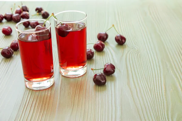 Dois copos de suco de cereja e espaço vazio . — Fotografia de Stock