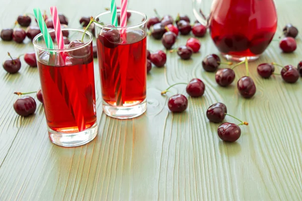 Dois copos de suco de cereja e espaço vazio . — Fotografia de Stock