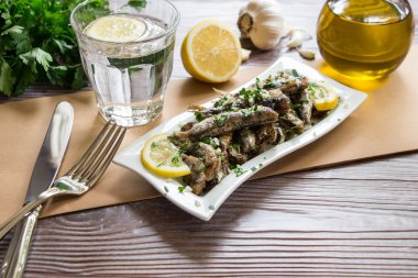 Öğle yemeği için taze sardalye.