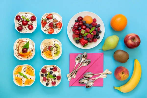 Seis iogurtes prontos para comer e ingredientes . — Fotografia de Stock