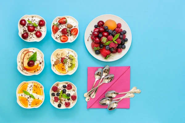 Sei yogurt pronti da mangiare . — Foto Stock