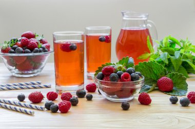 Ahududu, çilek ve yaban mersini kompostosu.