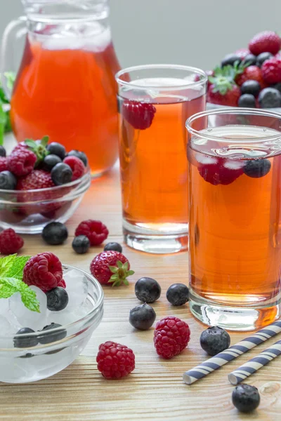 라스베리, 딸기와 블루베리 설탕에 절인 과일. — 스톡 사진