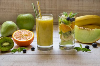 Meyve smootie ve salata 2 gözlük.