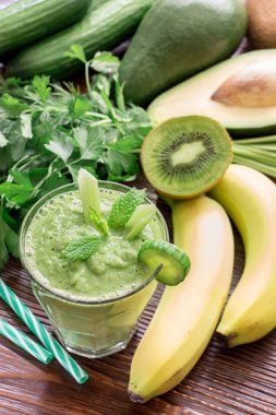 Yeşil sebze güler yüzlü ve malzemeler.