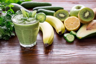 Yeşil sebze güler yüzlü ve malzemeler.