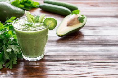 Yeşil sebze güler yüzlü ve malzemeler.