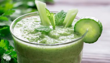 yeşil sebze smoothie.