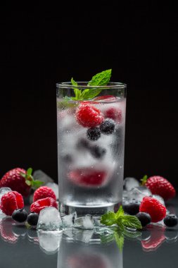 Çilek ve buz küpleri ile maden suyu.