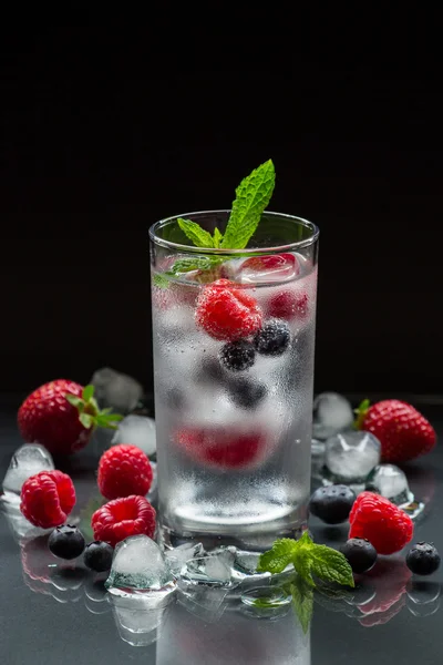 딸기와 얼음 조각으로 미네랄 워터. — 스톡 사진