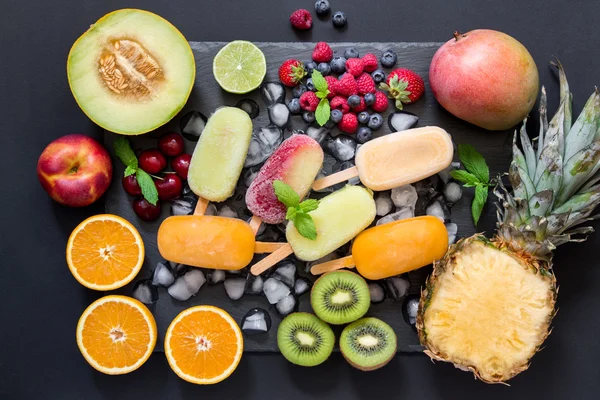 Verscheidenheid van fruit en bessen sorbet kegels. — Stockfoto