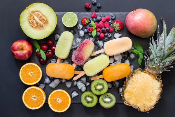 Variedade de frutas e bagas cones de sorvete . — Fotografia de Stock