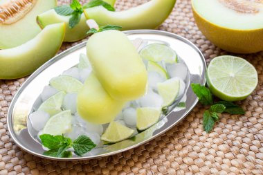Kavun ve limon sorbe dondurma popsicles.