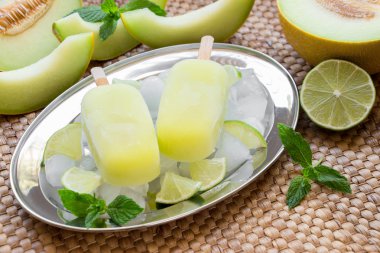 Kavun ve limon sorbe dondurma popsicles.