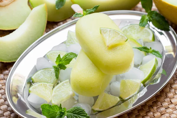 Kavun ve limon sorbe dondurma popsicles.
