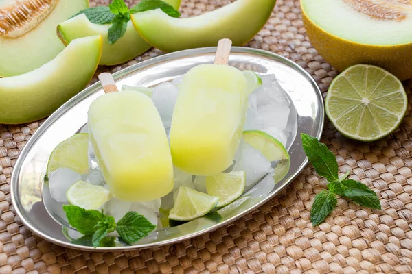 Kavun ve limon sorbe dondurma popsicles.