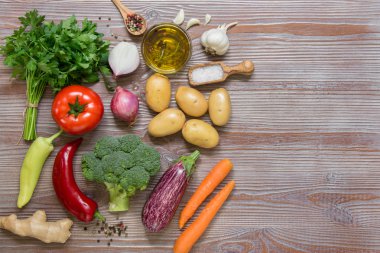 Çeşitli mevsim sebzeleri ve baharatlar.